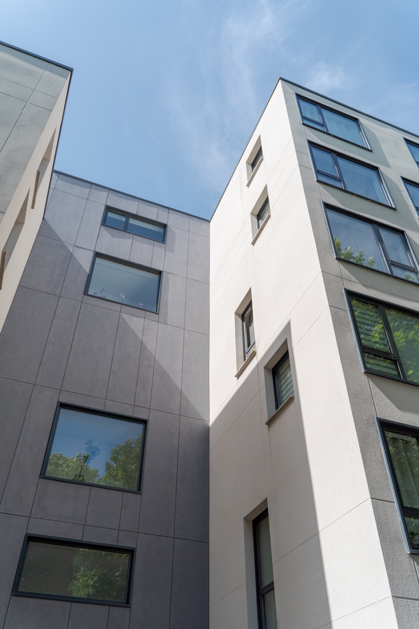 Un bâtiment en contre plongée