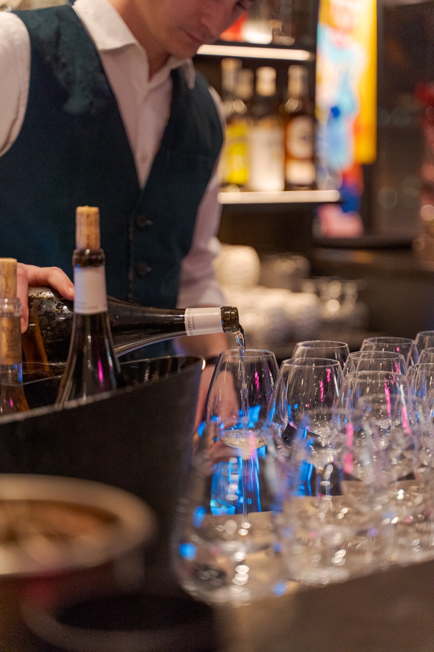 Un verre de champagne qui est rempli