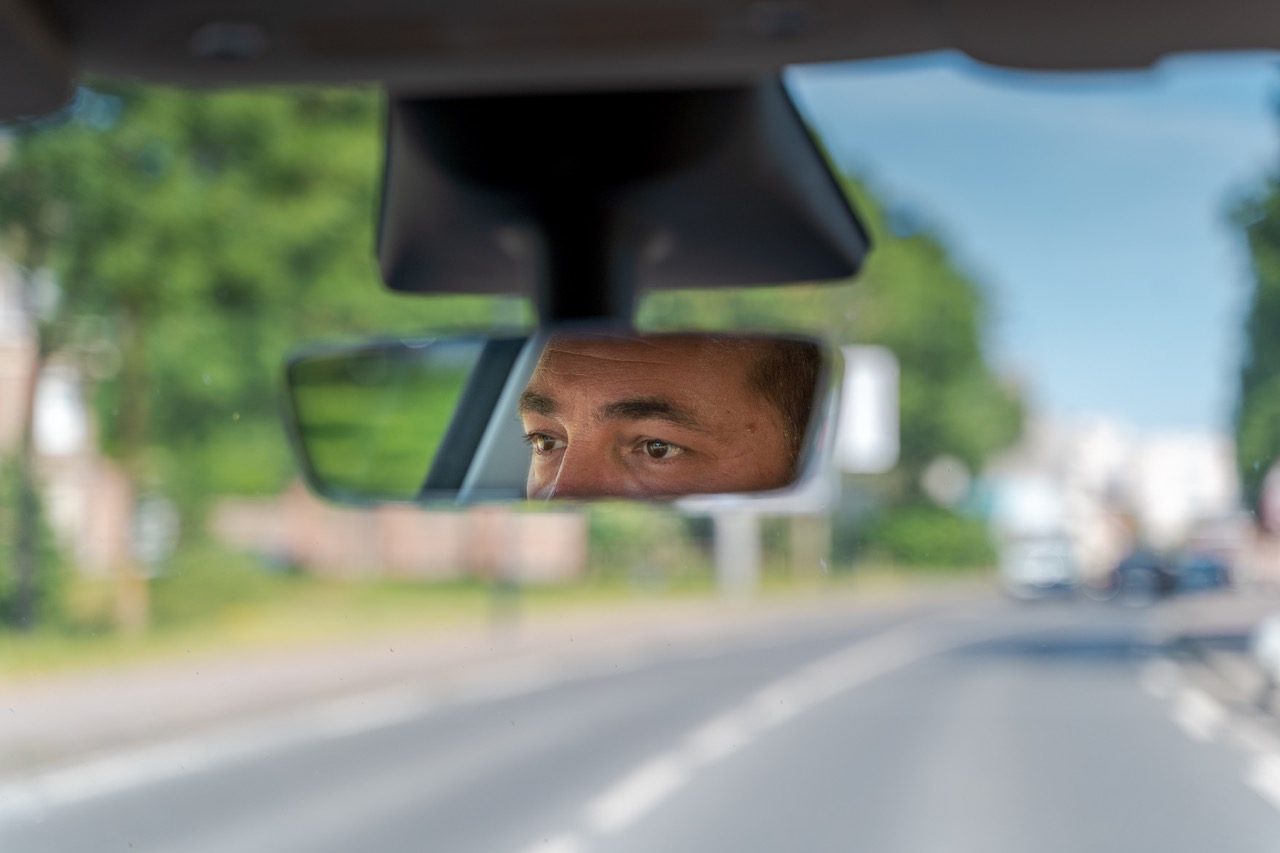 Regard dans le rétroviseur d'une voiture