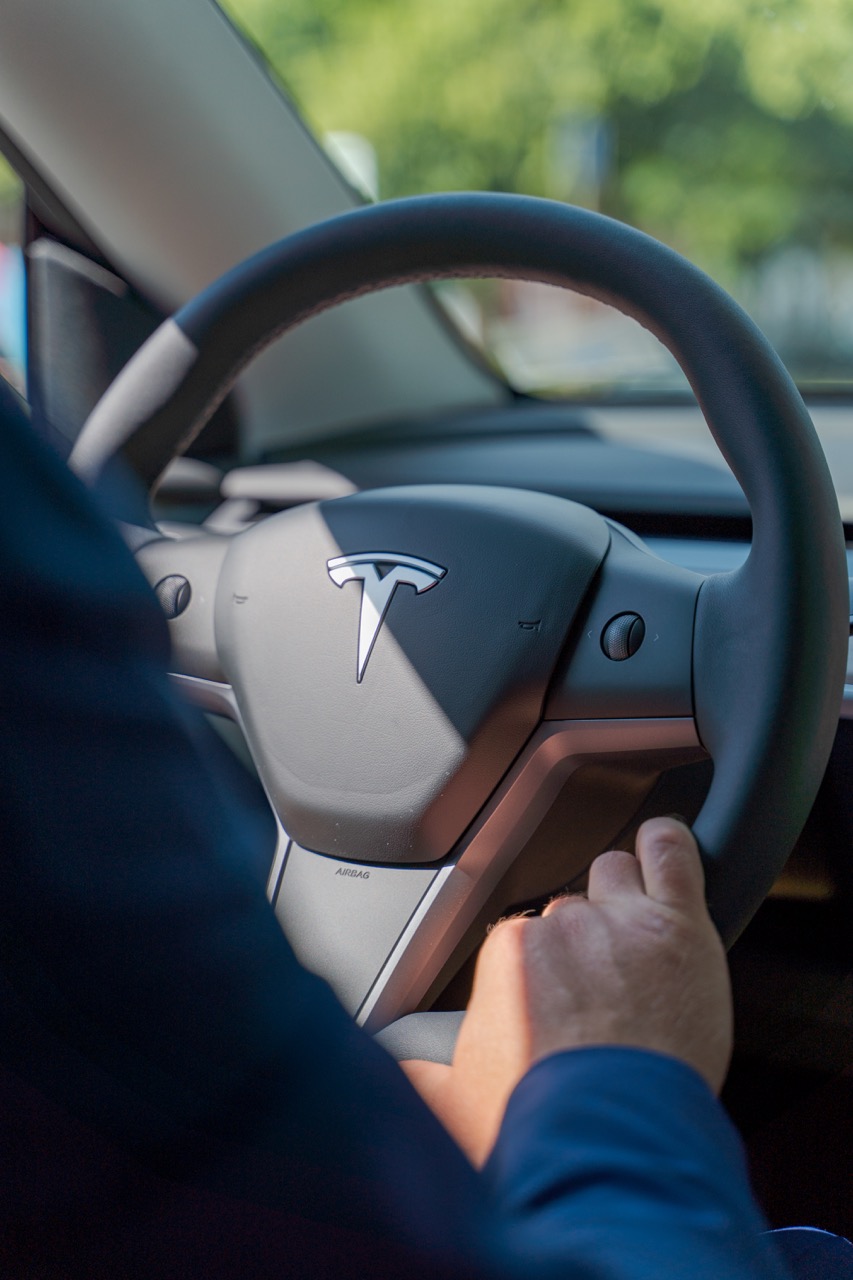 Le volant d'une Tesla Model 3