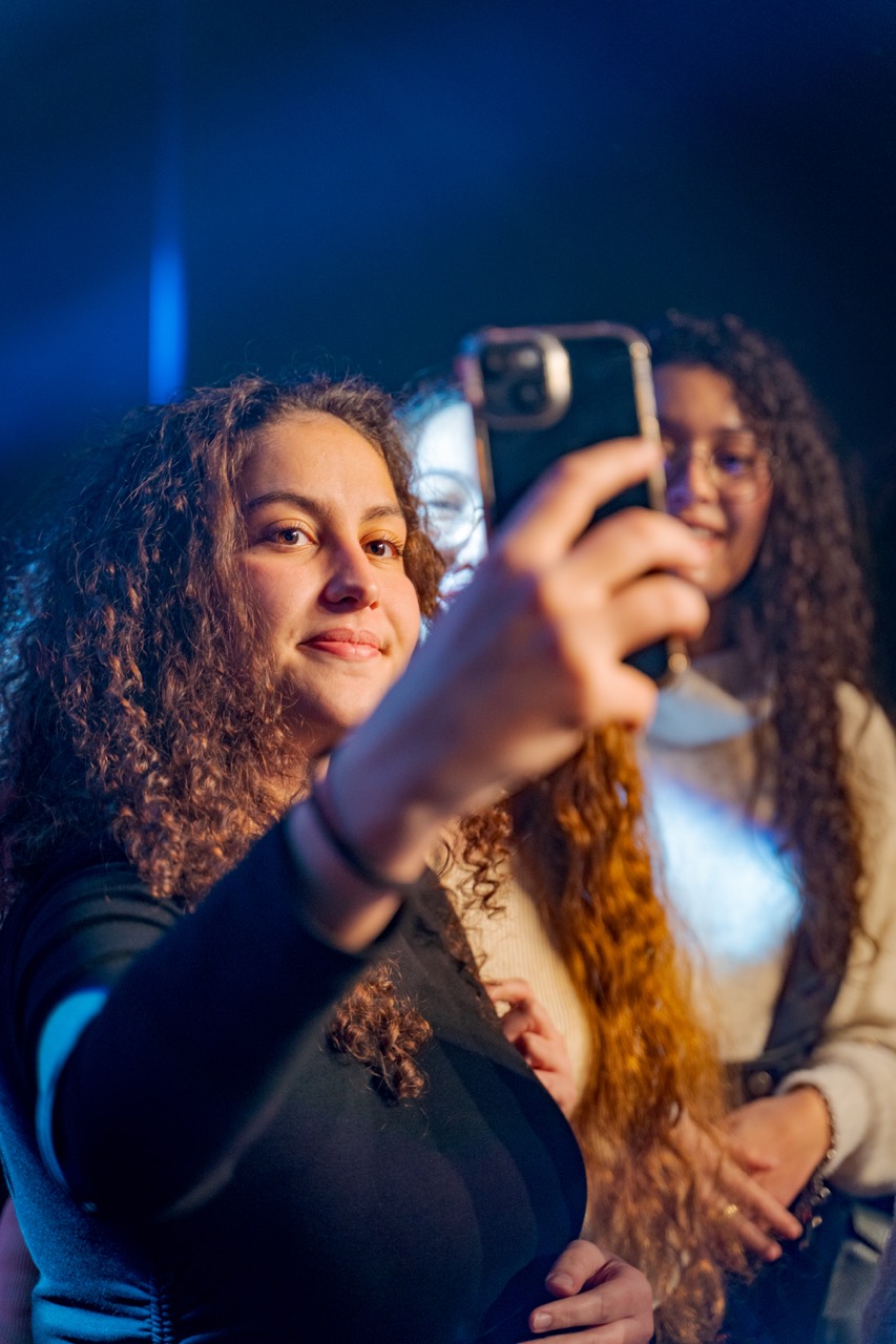 Yasmine qui prend un selfie